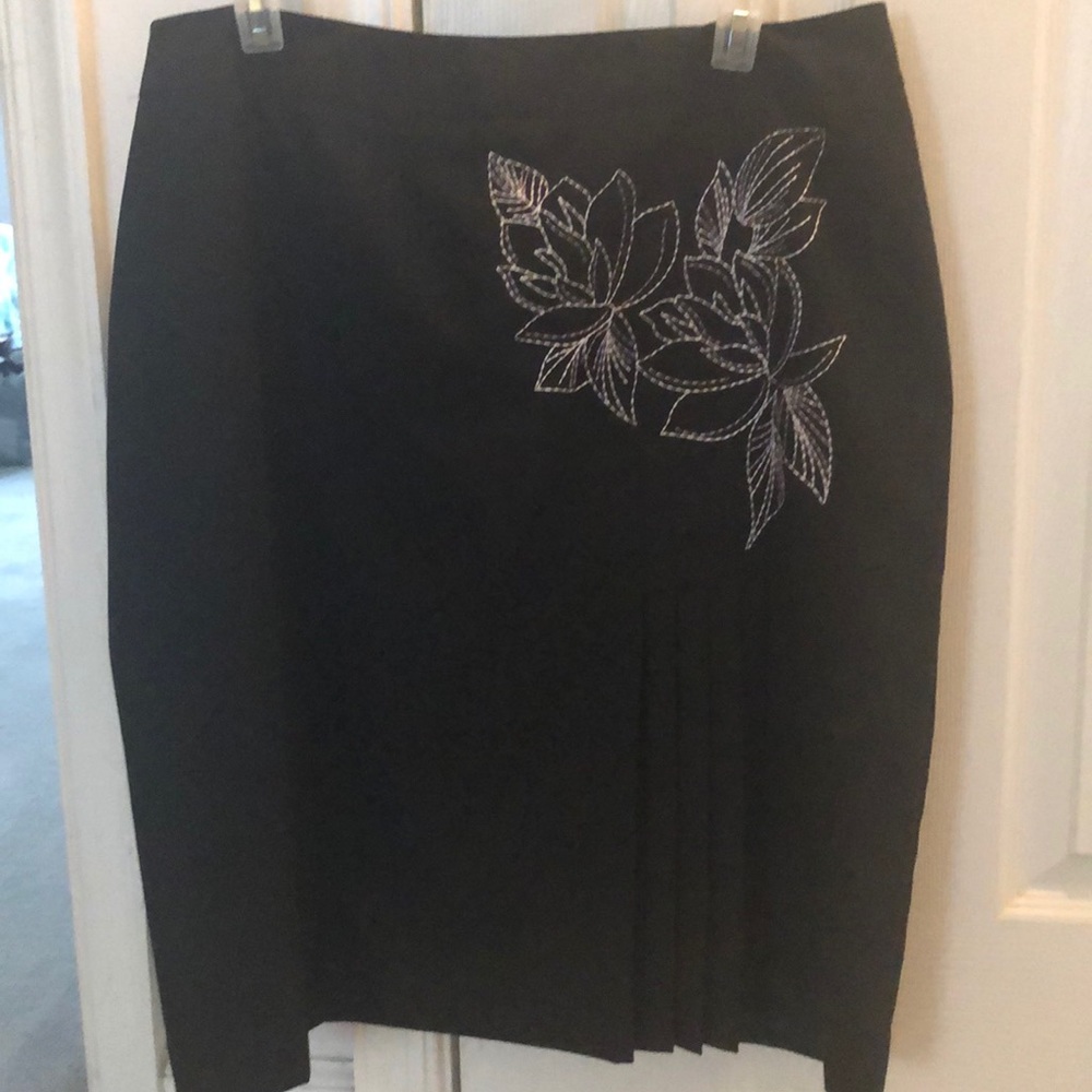 Black skirt with flower embroidery